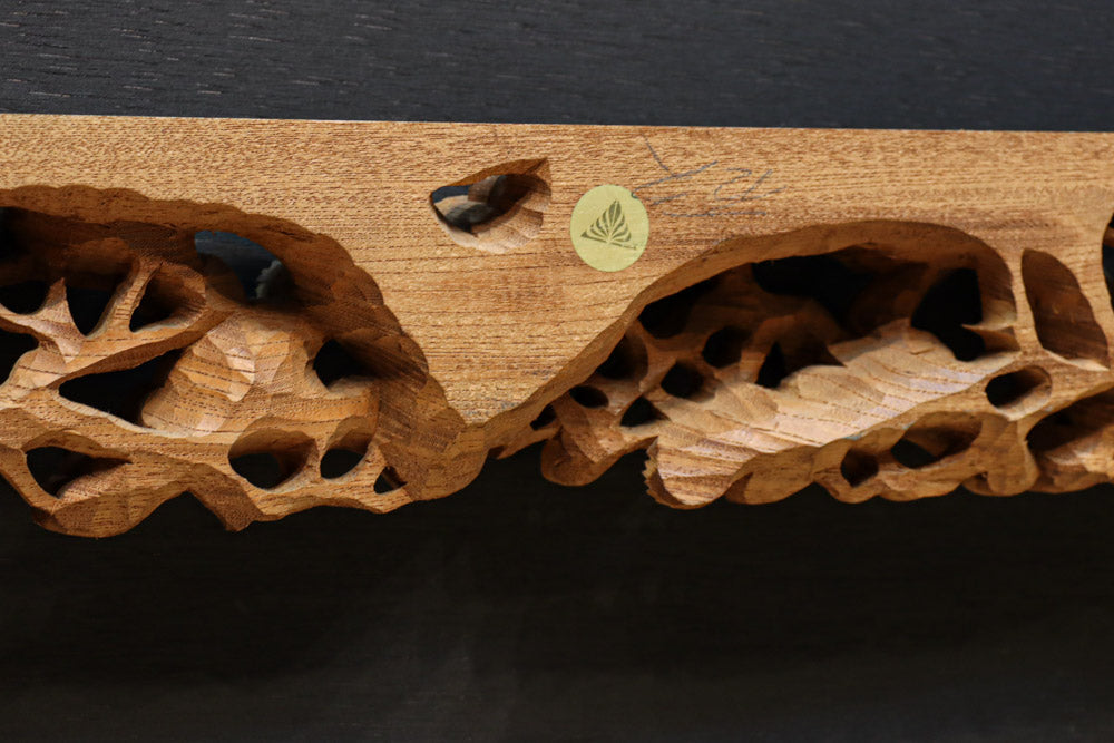 勇ましい鷹と松の木を描いた立体感のある彫刻飾り　DC7809