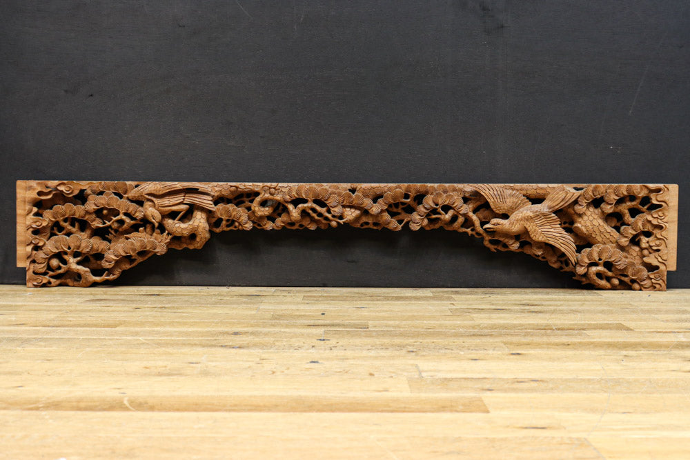 勇ましい鷹と松の木を描いた立体感のある彫刻飾り　DC7809