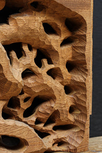 勇ましい鷹と松の木を描いた立体感のある彫刻飾り　DC7809