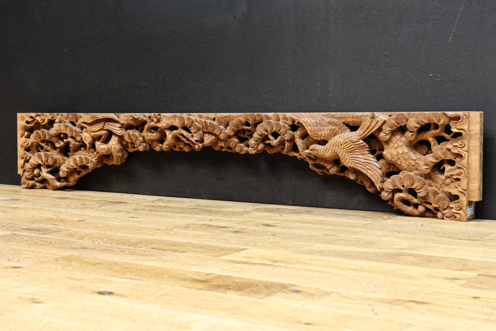 勇ましい鷹と松の木を描いた立体感のある彫刻飾り　DC7809