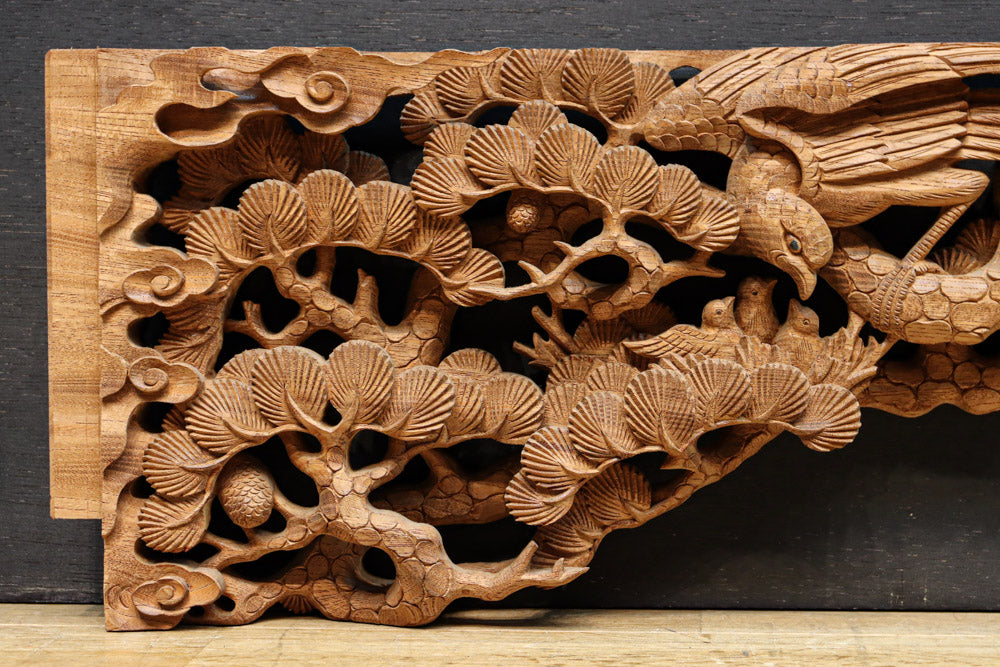 勇ましい鷹と松の木を描いた立体感のある彫刻飾り　DC7809