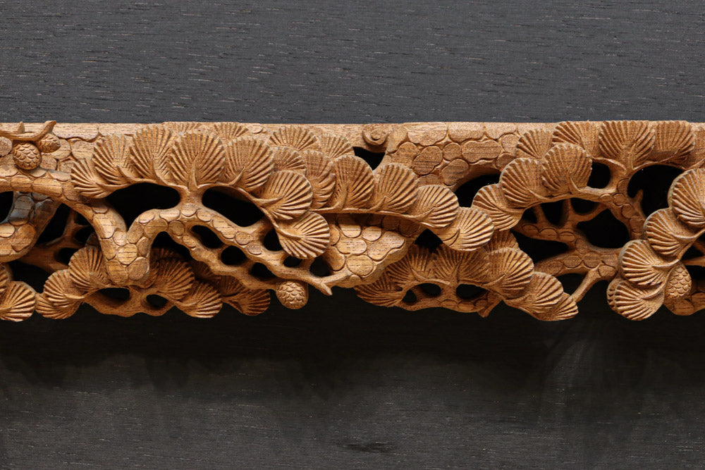 勇ましい鷹と松の木を描いた立体感のある彫刻飾り　DC7809