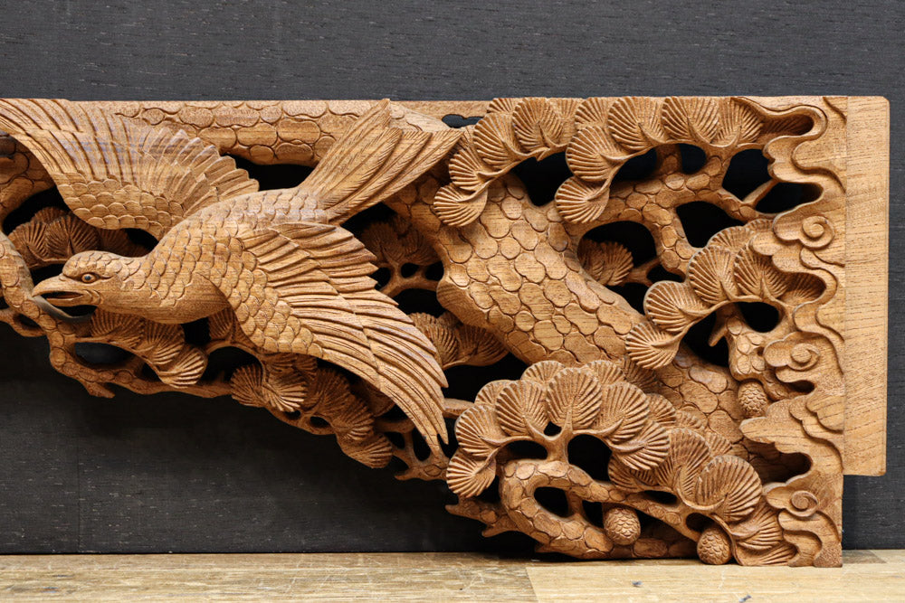 勇ましい鷹と松の木を描いた立体感のある彫刻飾り　DC7809