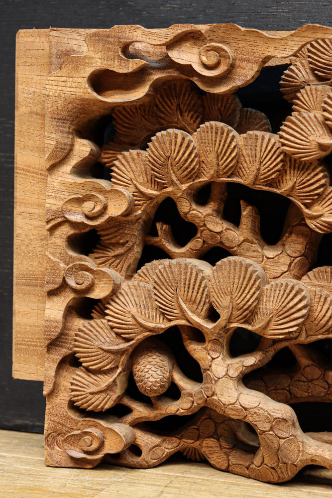 勇ましい鷹と松の木を描いた立体感のある彫刻飾り　DC7809