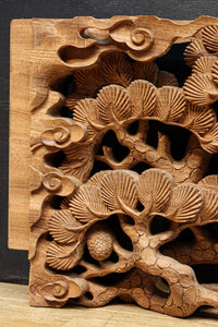 勇ましい鷹と松の木を描いた立体感のある彫刻飾り　DC7809