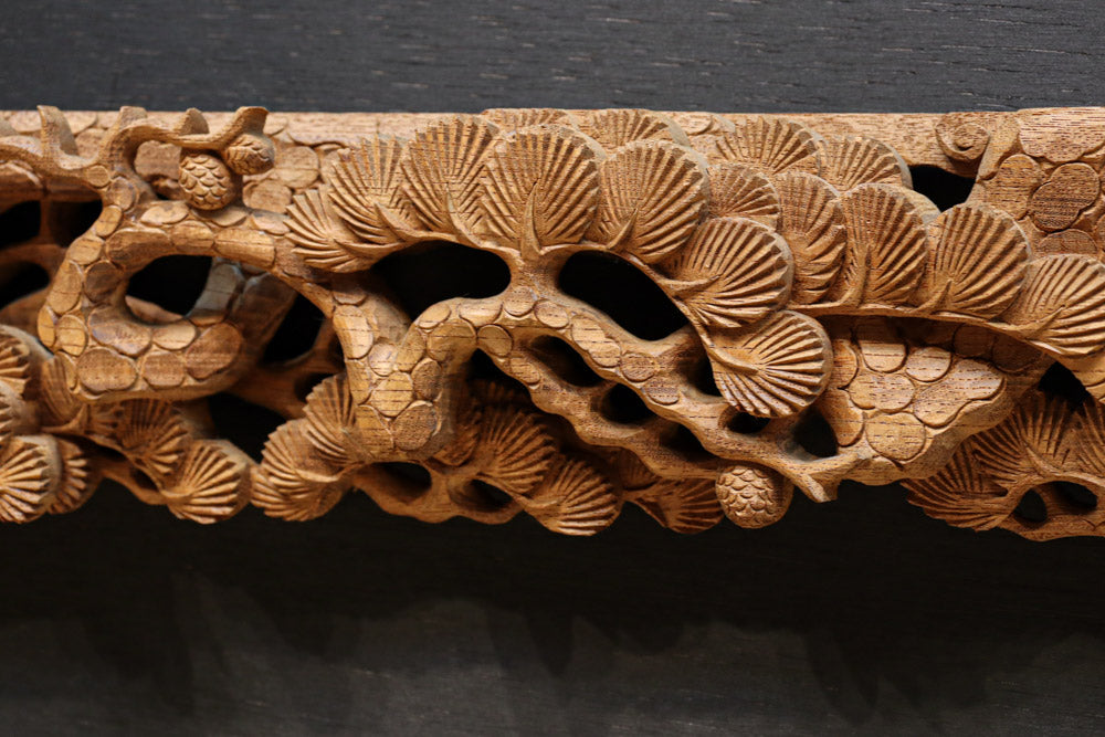 勇ましい鷹と松の木を描いた立体感のある彫刻飾り　DC7809