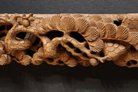 勇ましい鷹と松の木を描いた立体感のある彫刻飾り　DC7809