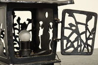 季節の風情ある透かし絵で温かみのある鉄製の灯籠　DC7814