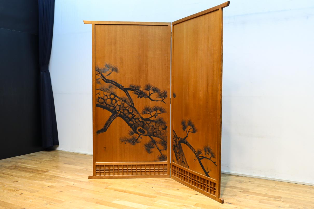 繊細な松の大木が描かれた気品ある二つ折り板絵戸衝立 DC7840 – 古福庵