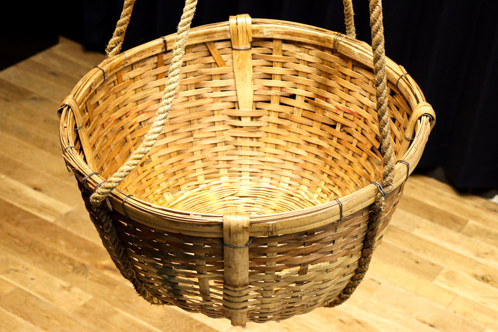 レトロな雰囲気ある竹編みの吊り丸カゴ　DC7843