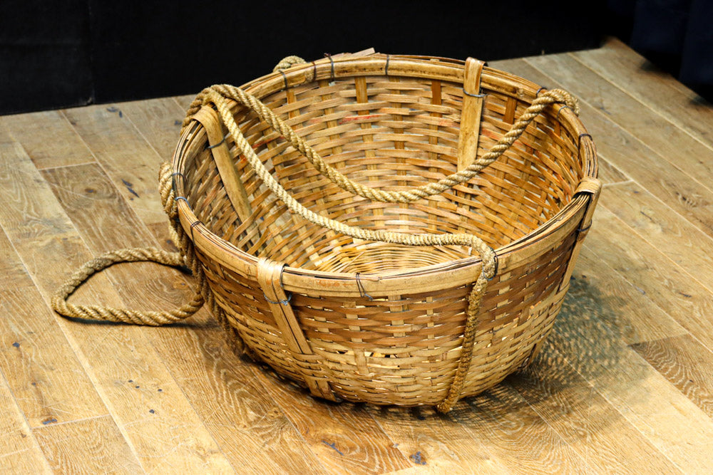 レトロな雰囲気ある竹編みの吊り丸カゴ　DC7843