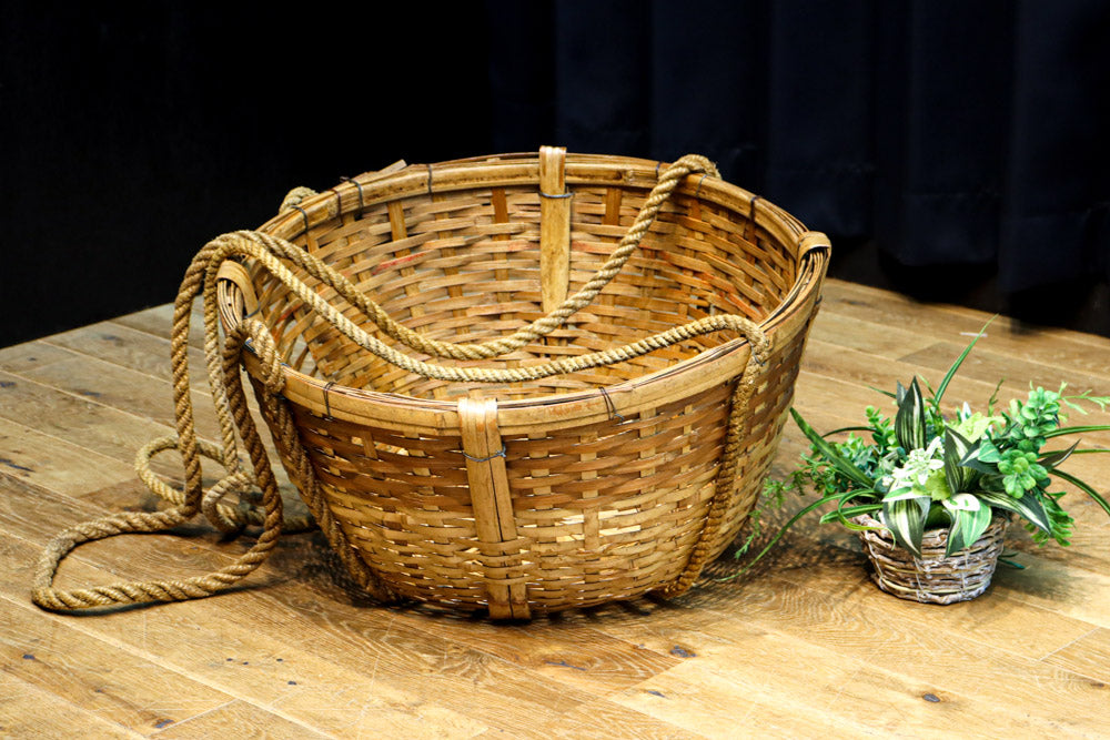レトロな雰囲気ある竹編みの吊り丸カゴ　DC7843