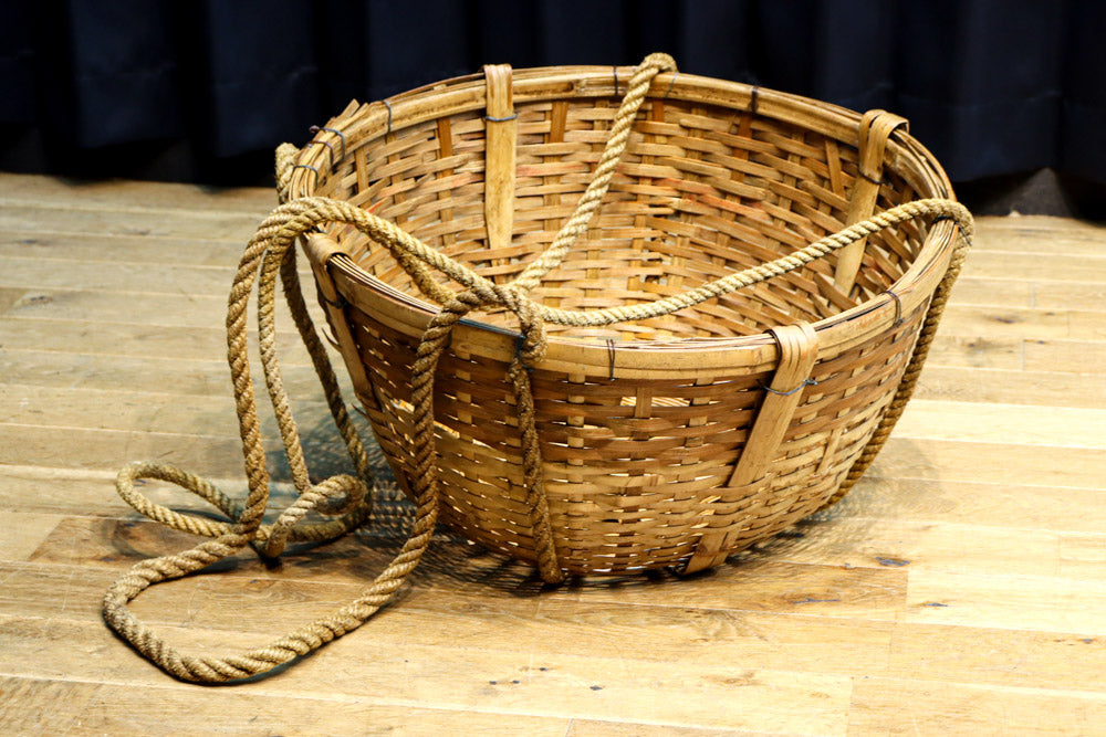 レトロな雰囲気ある竹編みの吊り丸カゴ　DC7843