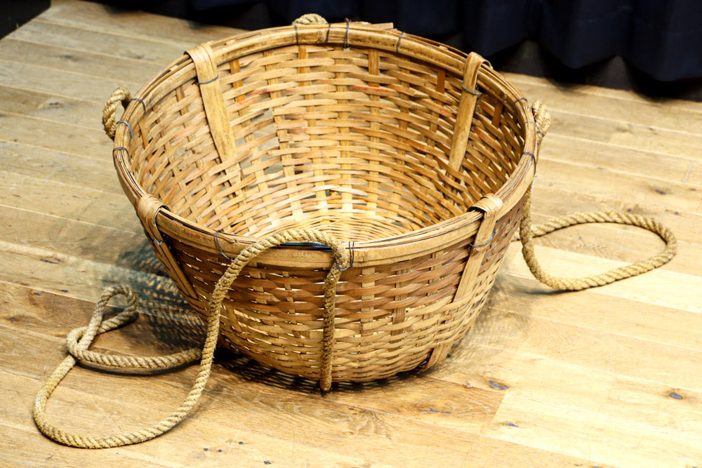 レトロな雰囲気ある竹編みの吊り丸カゴ　DC7843