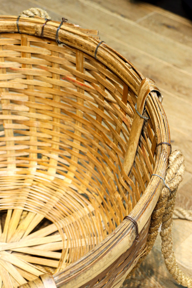 レトロな雰囲気ある竹編みの吊り丸カゴ　DC7843