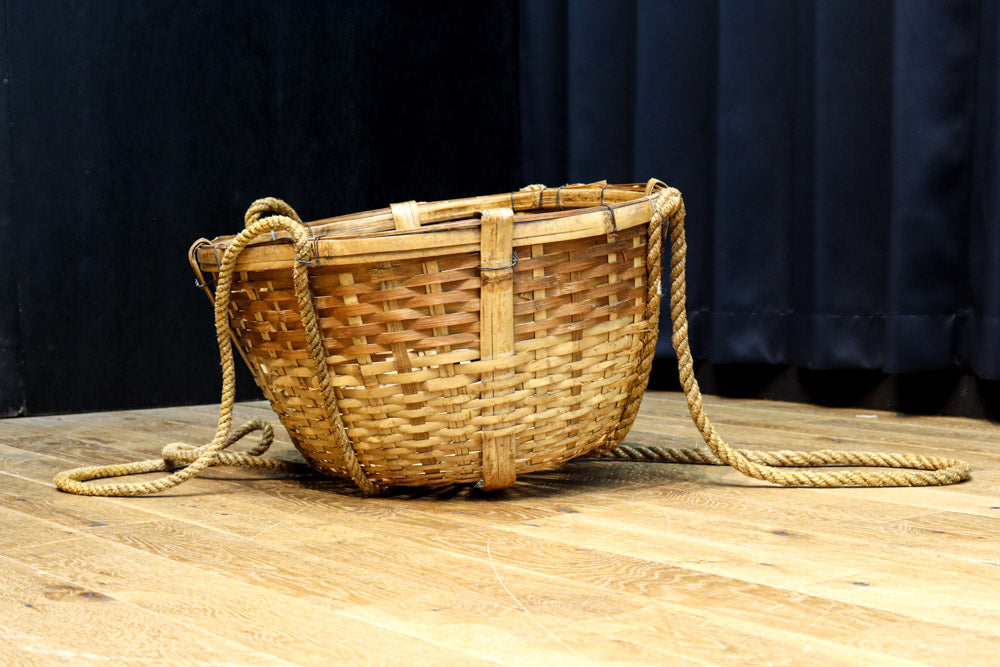 レトロな雰囲気ある竹編みの吊り丸カゴ　DC7843