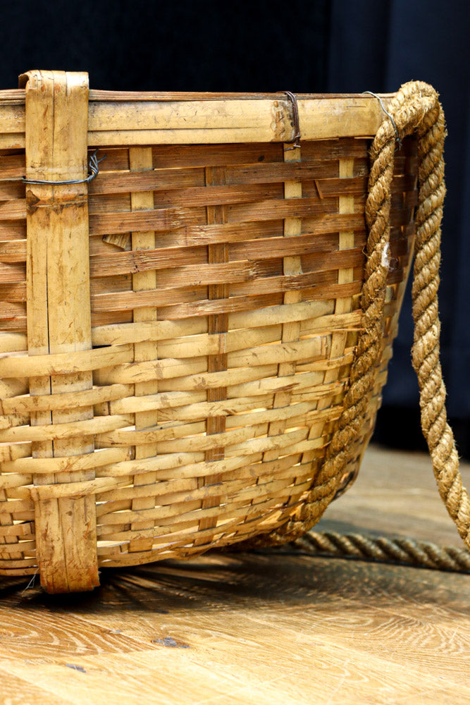 レトロな雰囲気ある竹編みの吊り丸カゴ　DC7843