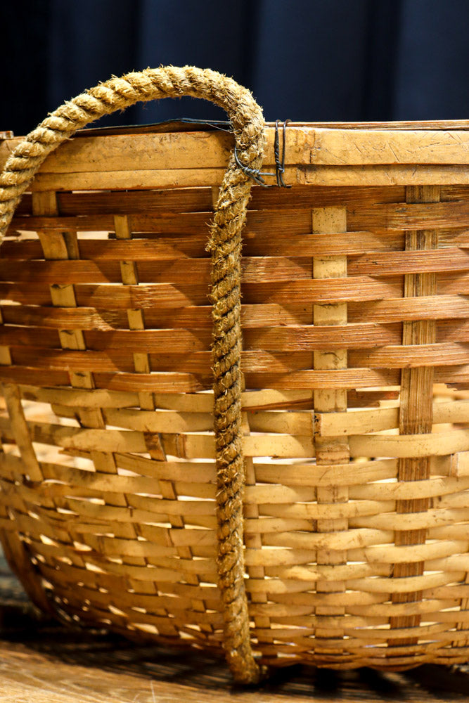 レトロな雰囲気ある竹編みの吊り丸カゴ　DC7843