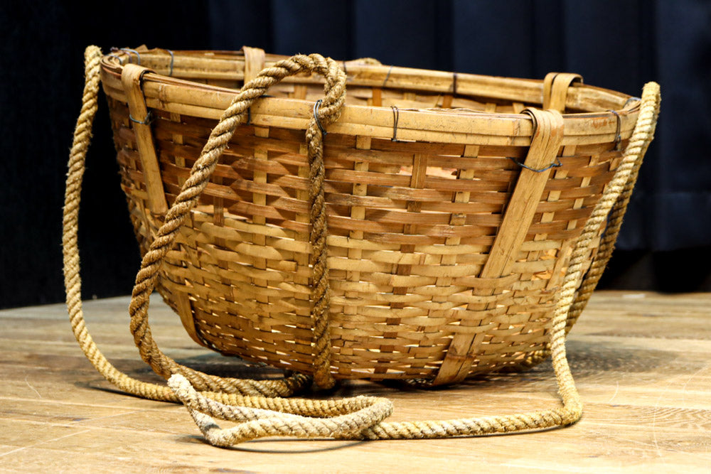 レトロな雰囲気ある竹編みの吊り丸カゴ　DC7843