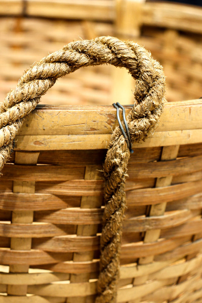 レトロな雰囲気ある竹編みの吊り丸カゴ　DC7843