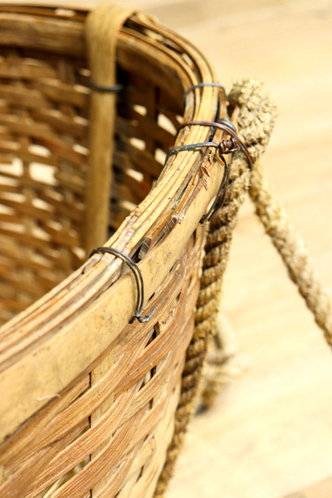 レトロな雰囲気ある竹編みの吊り丸カゴ　DC7843