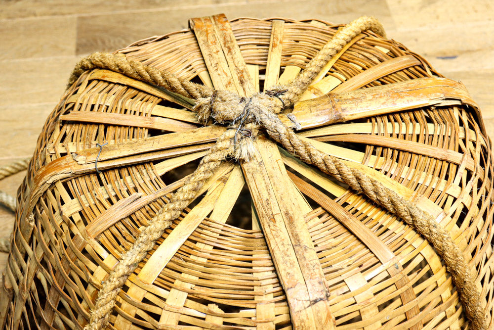 レトロな雰囲気ある竹編みの吊り丸カゴ　DC7843