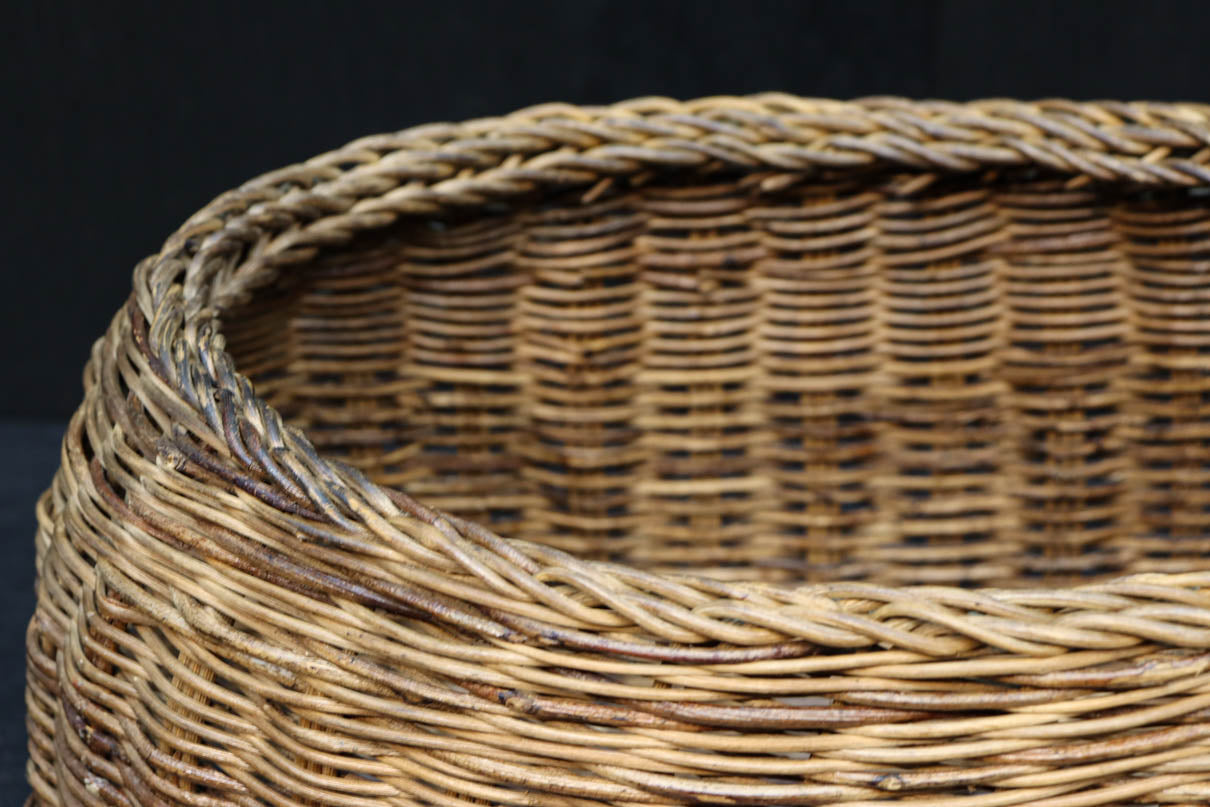 艶みを重ねた色彩のアケビ編みのカゴ　DC7865