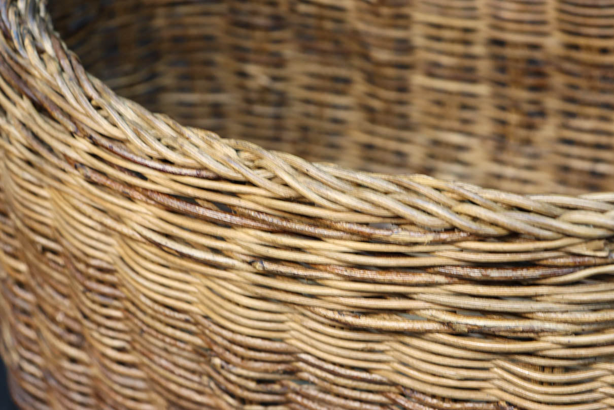 艶みを重ねた色彩のアケビ編みのカゴ　DC7865