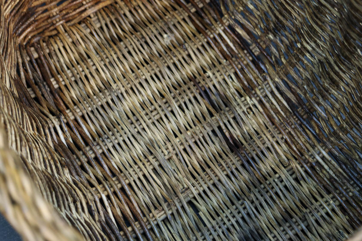 艶みを重ねた色彩のアケビ編みのカゴ　DC7865