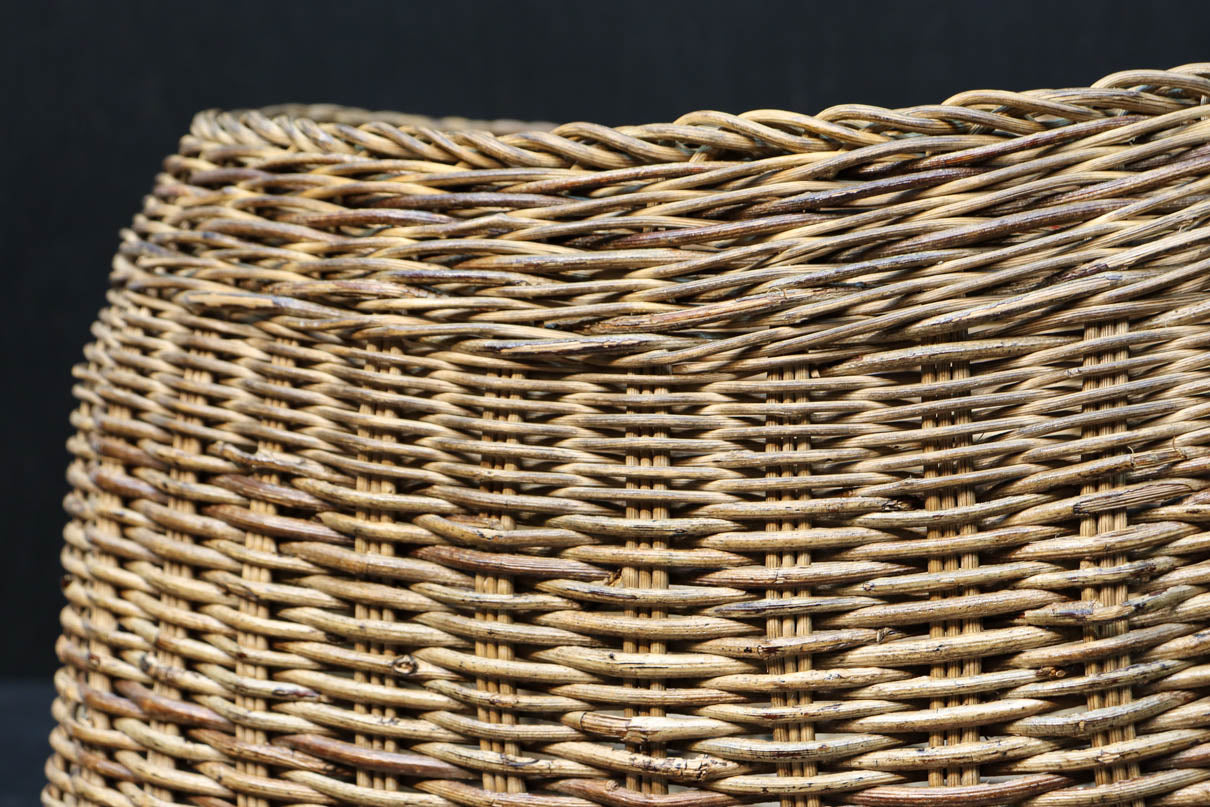 艶みを重ねた色彩のアケビ編みのカゴ　DC7865