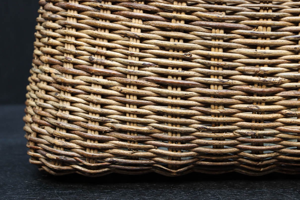 艶みを重ねた色彩のアケビ編みのカゴ　DC7865