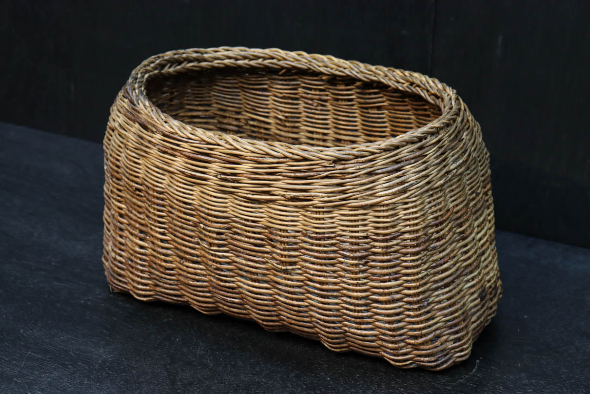 艶みを重ねた色彩のアケビ編みのカゴ　DC7865