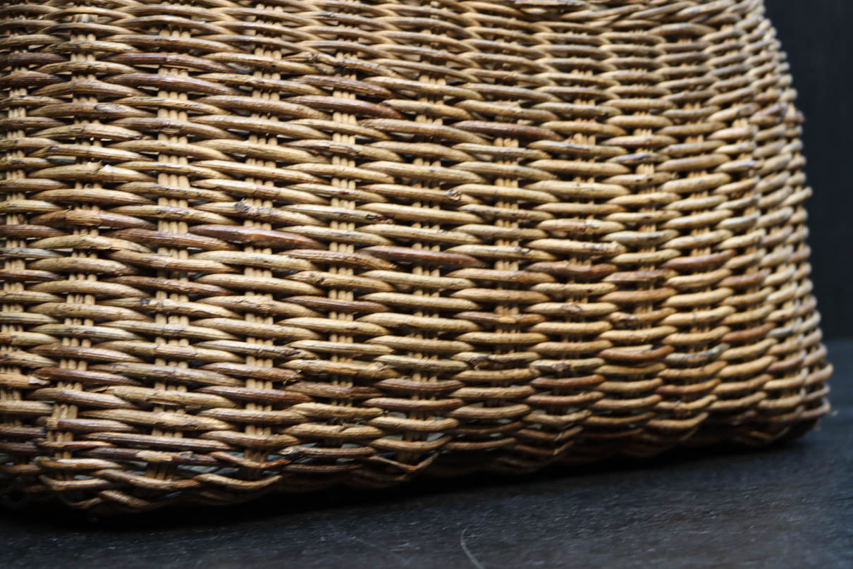 艶みを重ねた色彩のアケビ編みのカゴ　DC7865