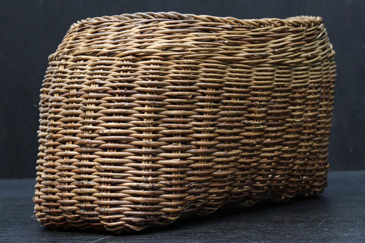 艶みを重ねた色彩のアケビ編みのカゴ　DC7865