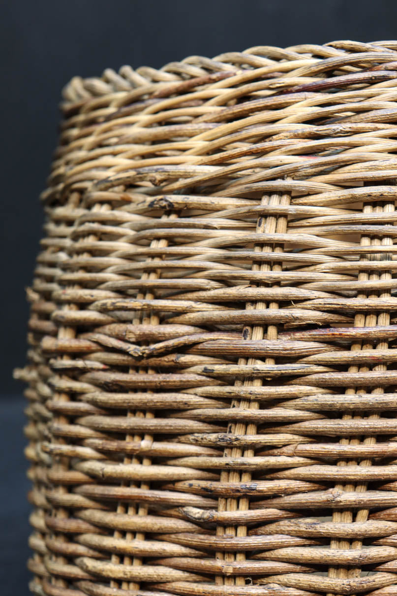 艶みを重ねた色彩のアケビ編みのカゴ　DC7865