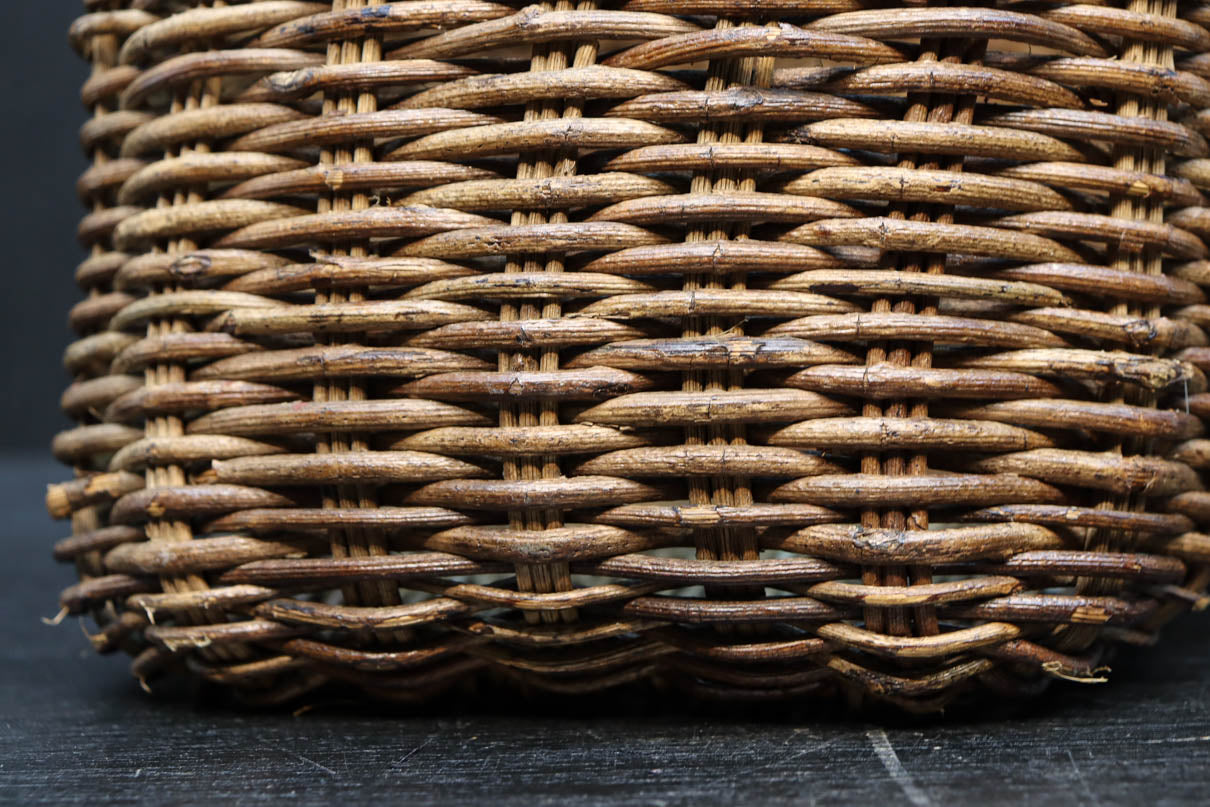 艶みを重ねた色彩のアケビ編みのカゴ　DC7865