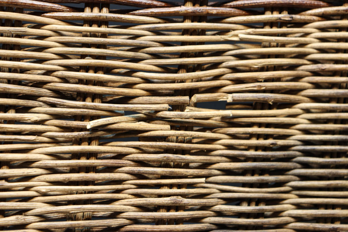 艶みを重ねた色彩のアケビ編みのカゴ　DC7865