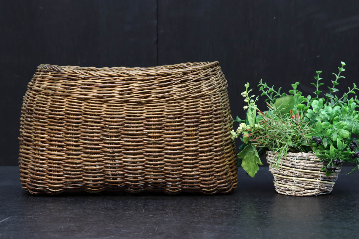 艶みを重ねた色彩のアケビ編みのカゴ　DC7865