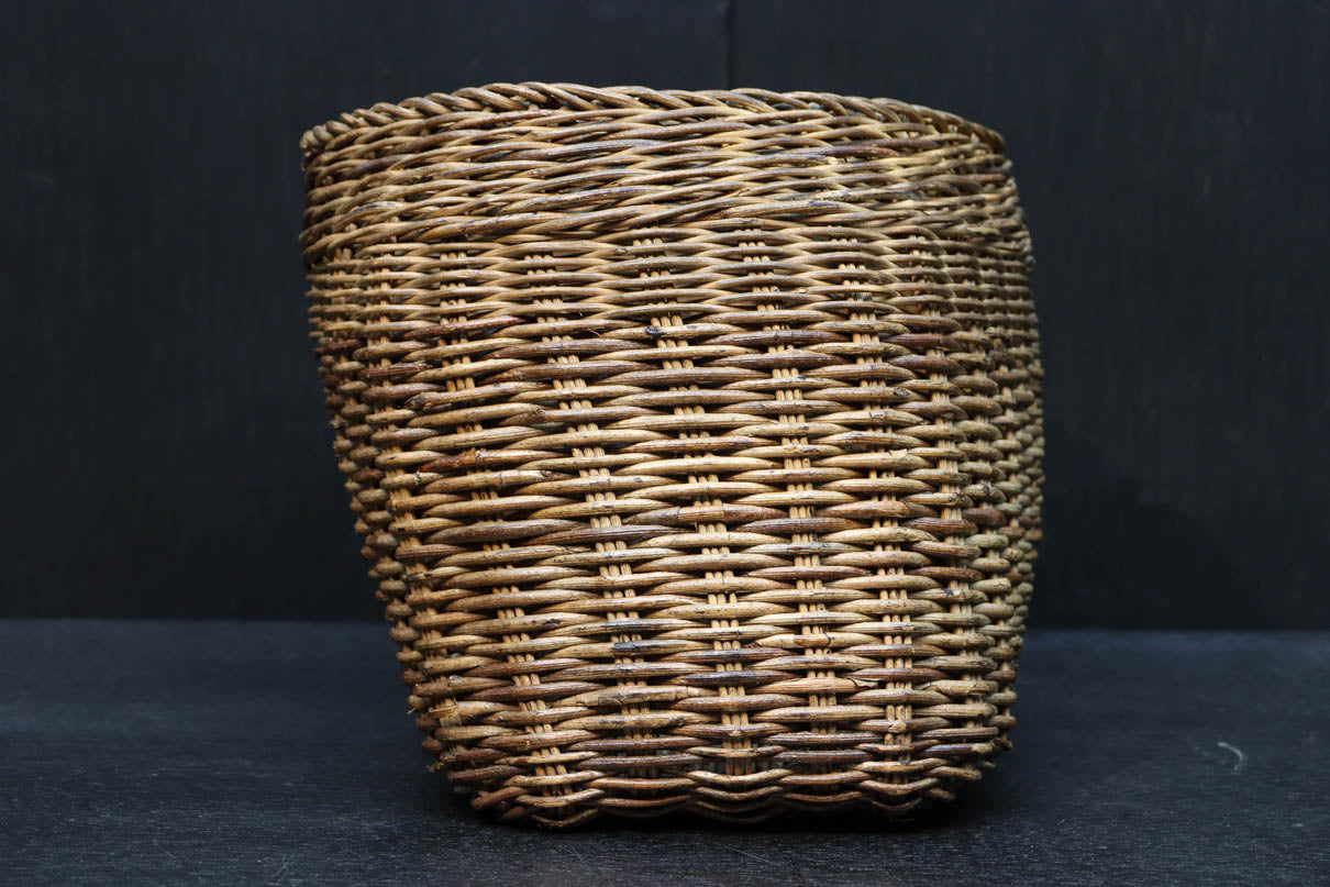 艶みを重ねた色彩のアケビ編みのカゴ　DC7865