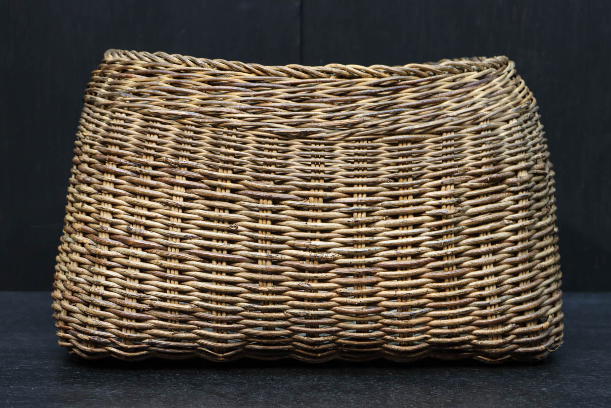 艶みを重ねた色彩のアケビ編みのカゴ　DC7865