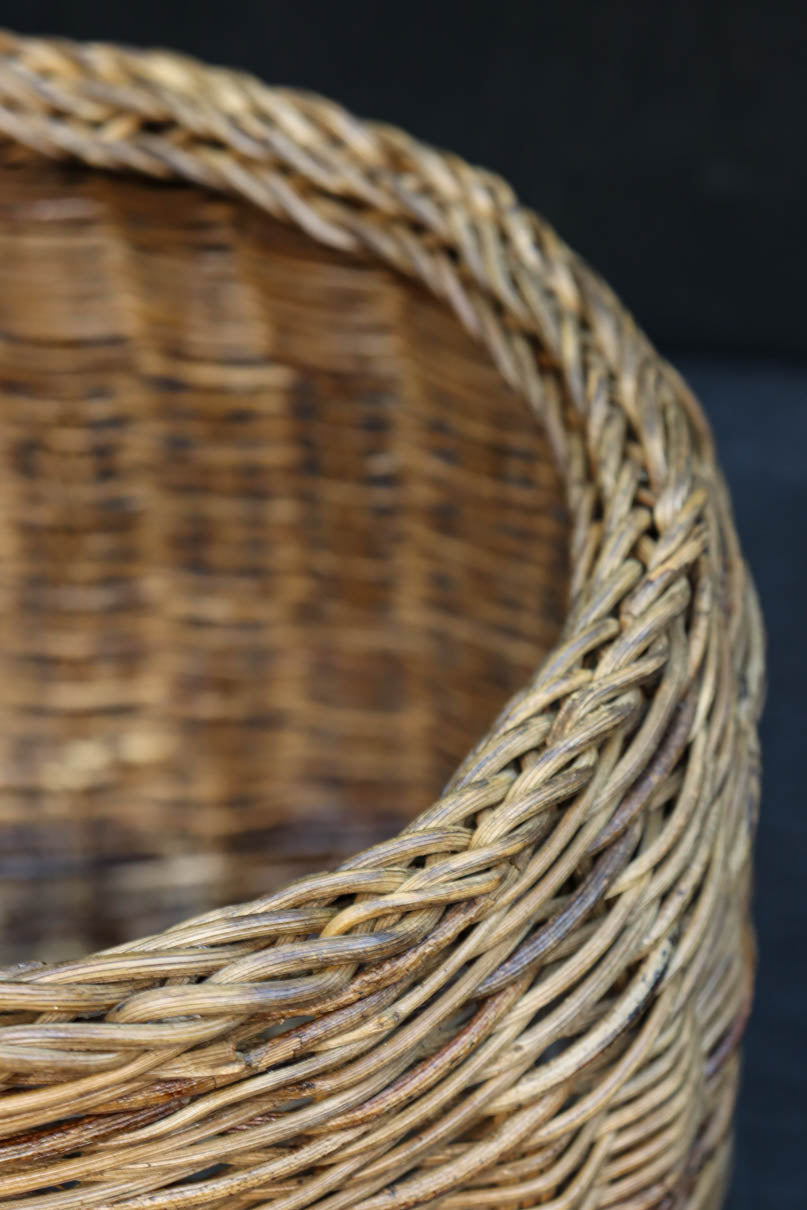 艶みを重ねた色彩のアケビ編みのカゴ　DC7865