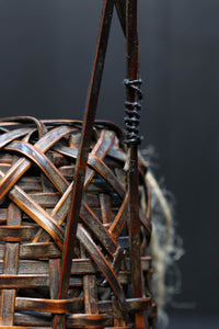 深い色彩で落ち着きのある小さな持ち手付き花カゴ　DC7869