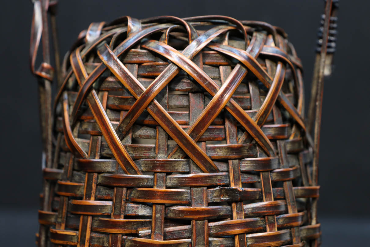 深い色彩で落ち着きのある小さな持ち手付き花カゴ　DC7869