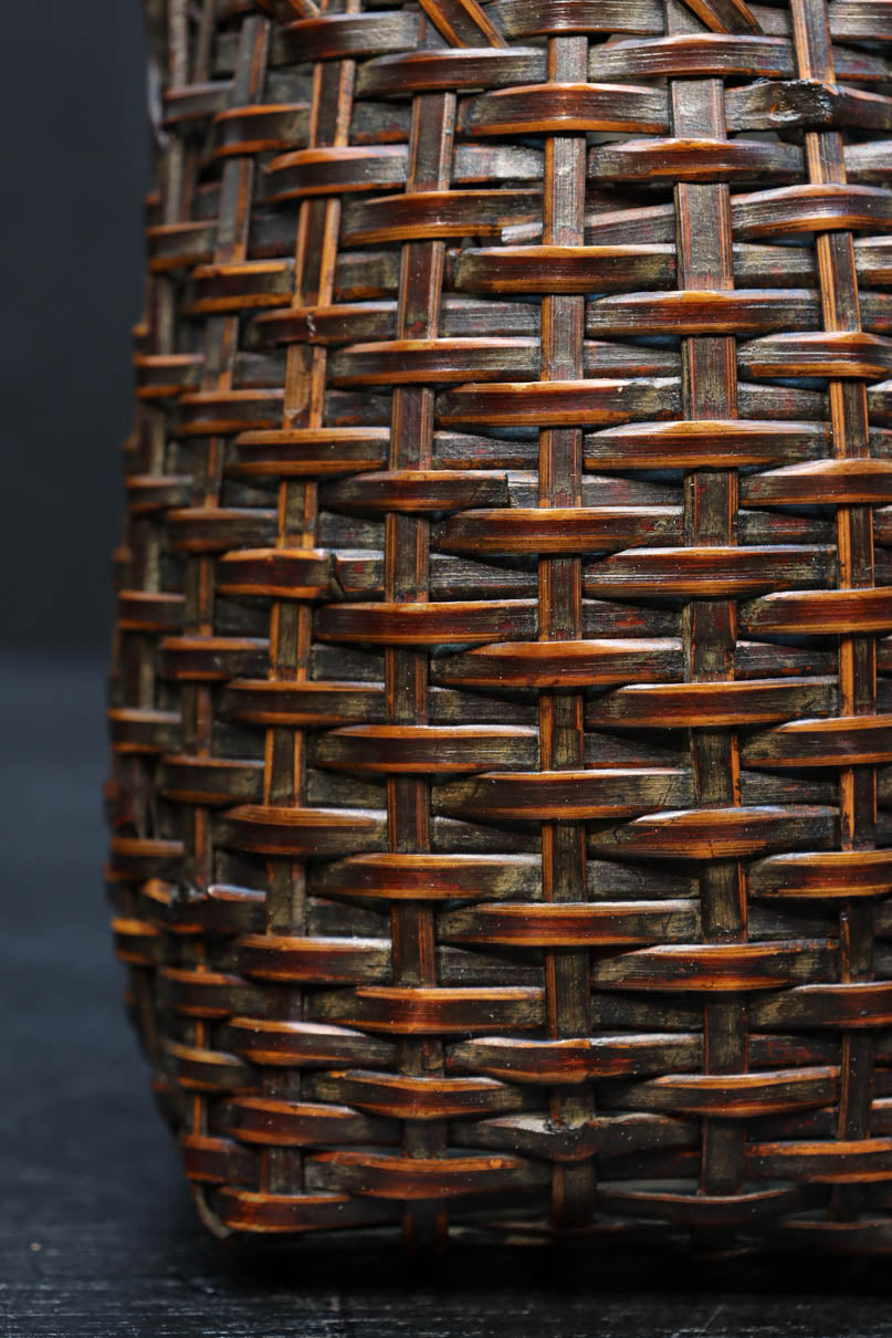 深い色彩で落ち着きのある小さな持ち手付き花カゴ　DC7869