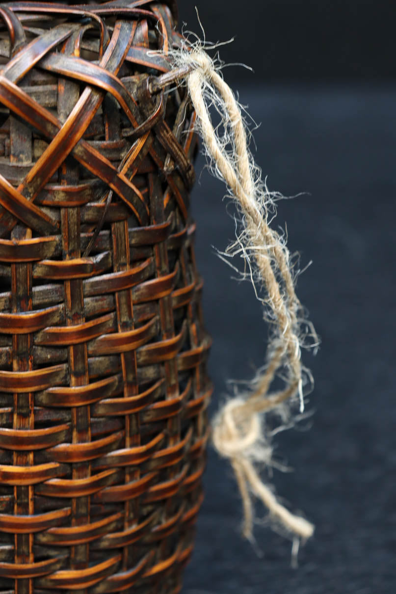 深い色彩で落ち着きのある小さな持ち手付き花カゴ　DC7869