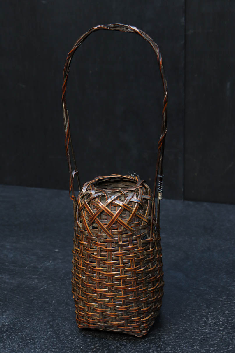 深い色彩で落ち着きのある小さな持ち手付き花カゴ　DC7869