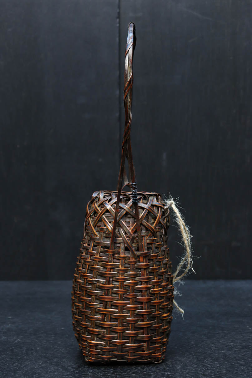 深い色彩で落ち着きのある小さな持ち手付き花カゴ　DC7869