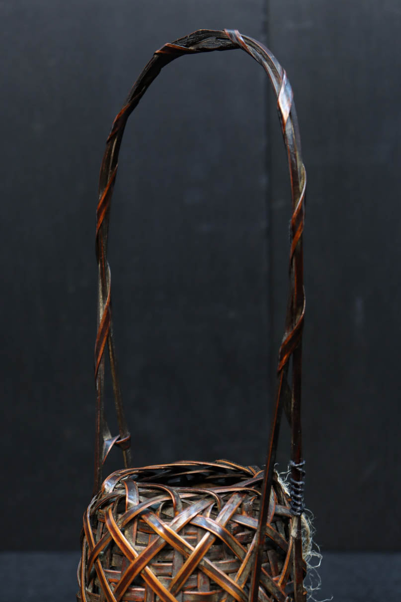 深い色彩で落ち着きのある小さな持ち手付き花カゴ　DC7869