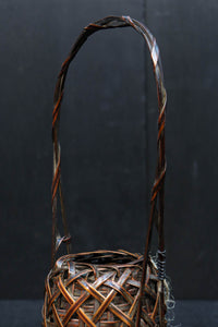 深い色彩で落ち着きのある小さな持ち手付き花カゴ　DC7869