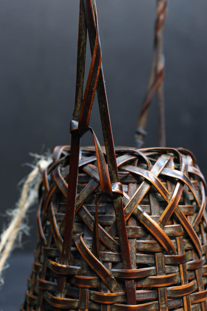 深い色彩で落ち着きのある小さな持ち手付き花カゴ　DC7869